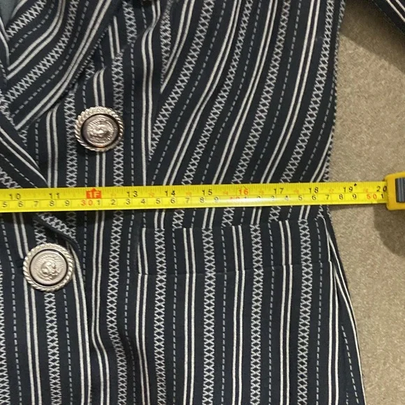 Beautiful, vesace blazer, no lowballs - Picture 6 of 12